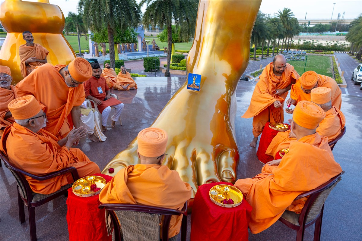 Senior swamis perform the murti pujan rituals
