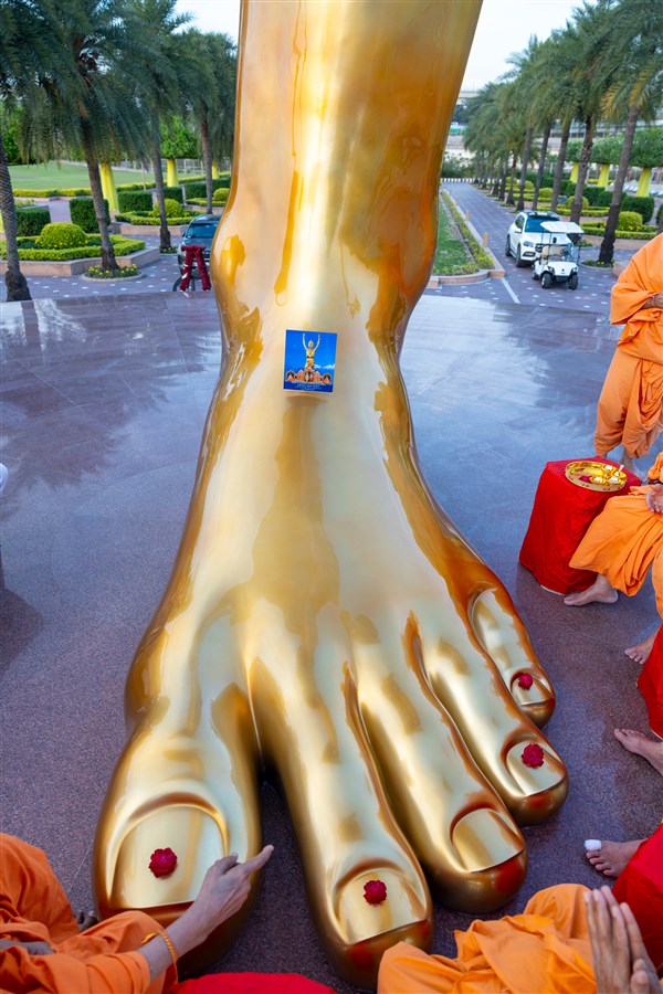 Pujya Kothari Swami performs pujan of the holy feet of Tapomurti Shri Nilkanth Varni