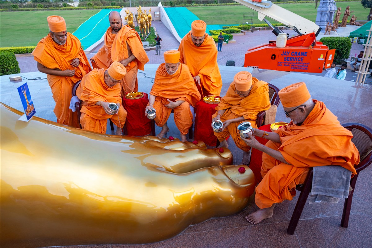 Senior swamis perform abhishek on the holy feet of Tapomurti Shri Nilkanth Varni