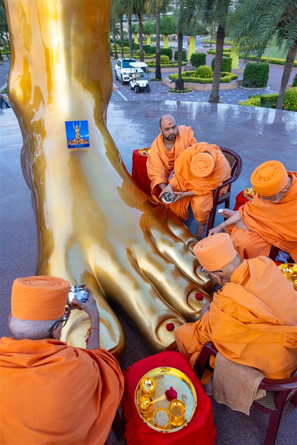 Senior swamis perform abhishek on the holy feet of Tapomurti Shri Nilkanth Varni