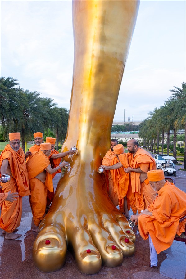 Senior swamis perform abhishek on the holy feet of Tapomurti Shri Nilkanth Varni
