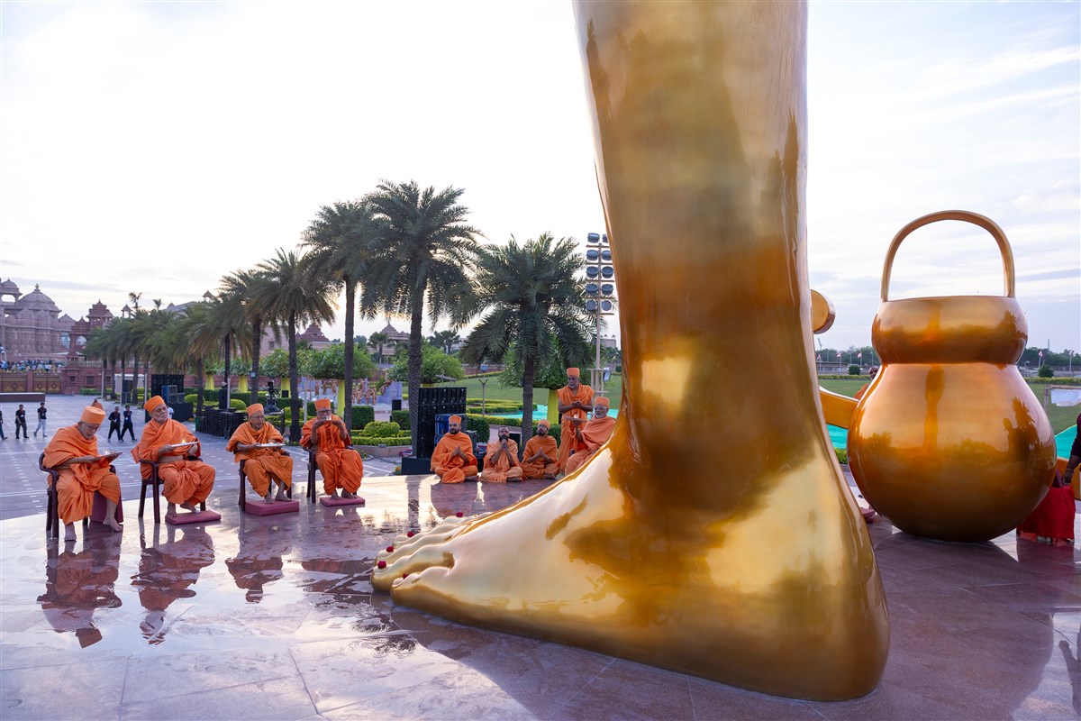 Senior swamis perform the arti