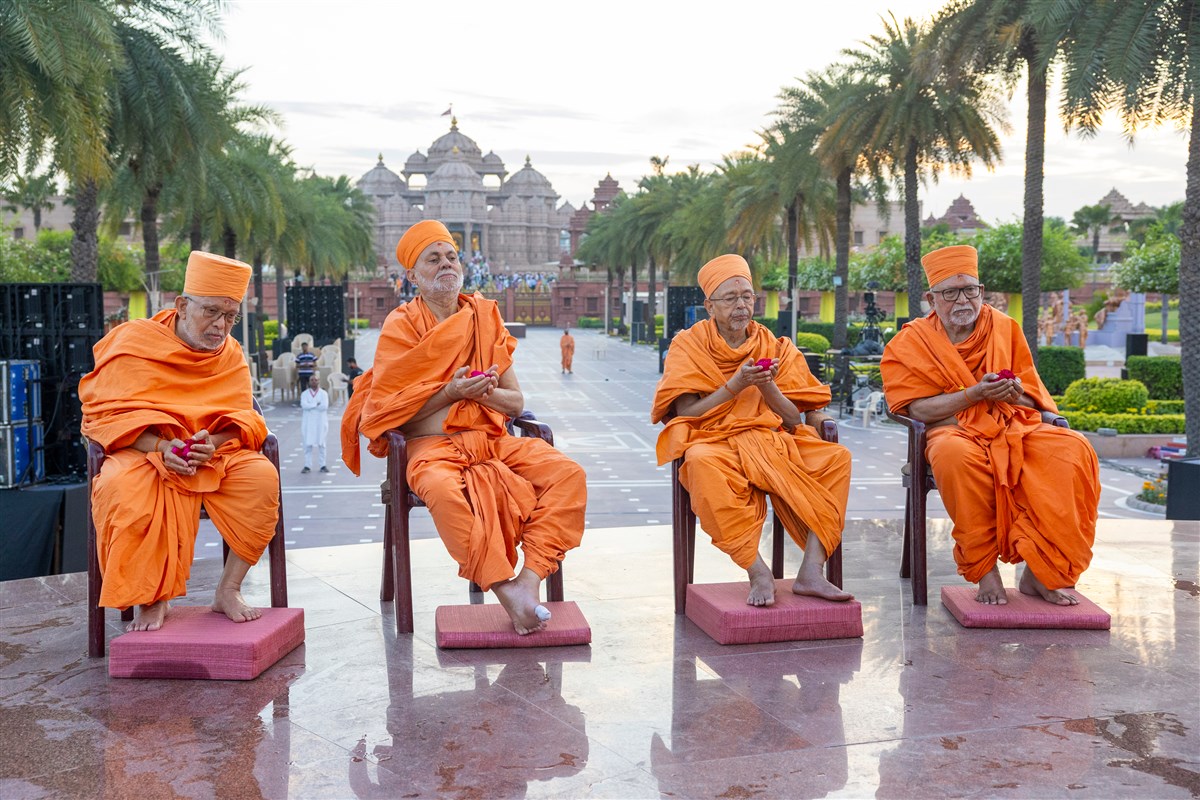 Senior swamis offer mantra-pushpanjali