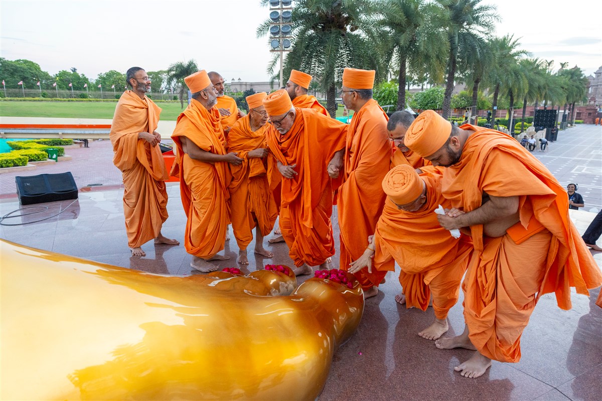 Senior swamis and swamis doing darshan of Tapomurti Shri Nilkanth Varni
