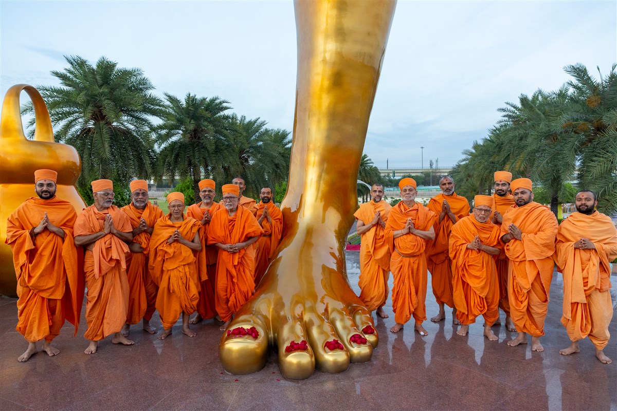 Senior swamis and swamis with Tapomurti Shri Nilkanth Varni
