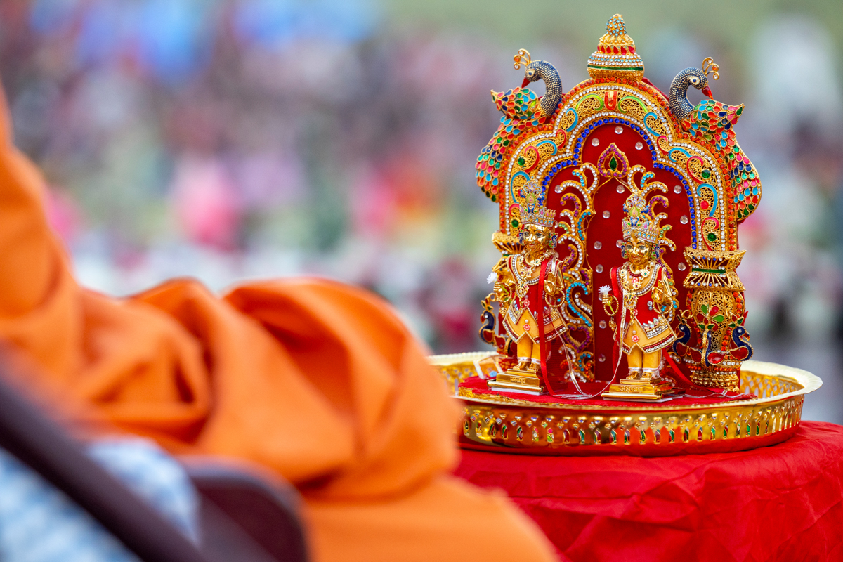 Shri Harikrishna Maharaj and Shri Gunatitanand Swami Maharaj during the pre-pratishtha rituals