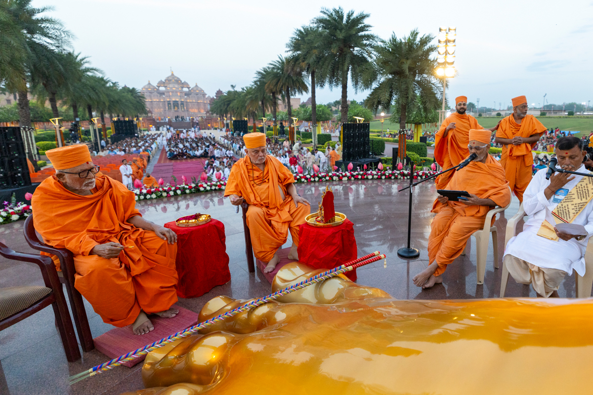 Pujya Ishwarcharan Swami and Pujya Bhaktipriya Swami (Kothari Swami) perform the murti-pratishtha mahapuja rituals