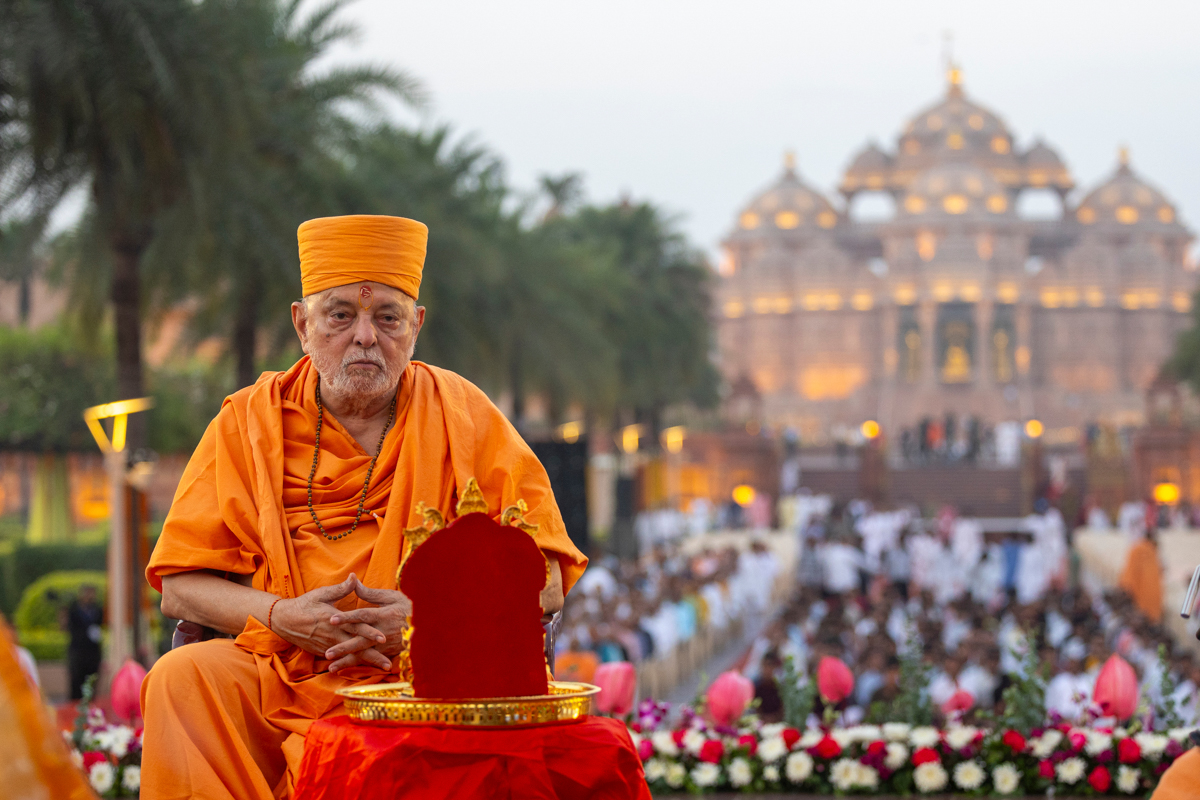 Pujya Ishwarcharan Swami performs the mahapuja rituals