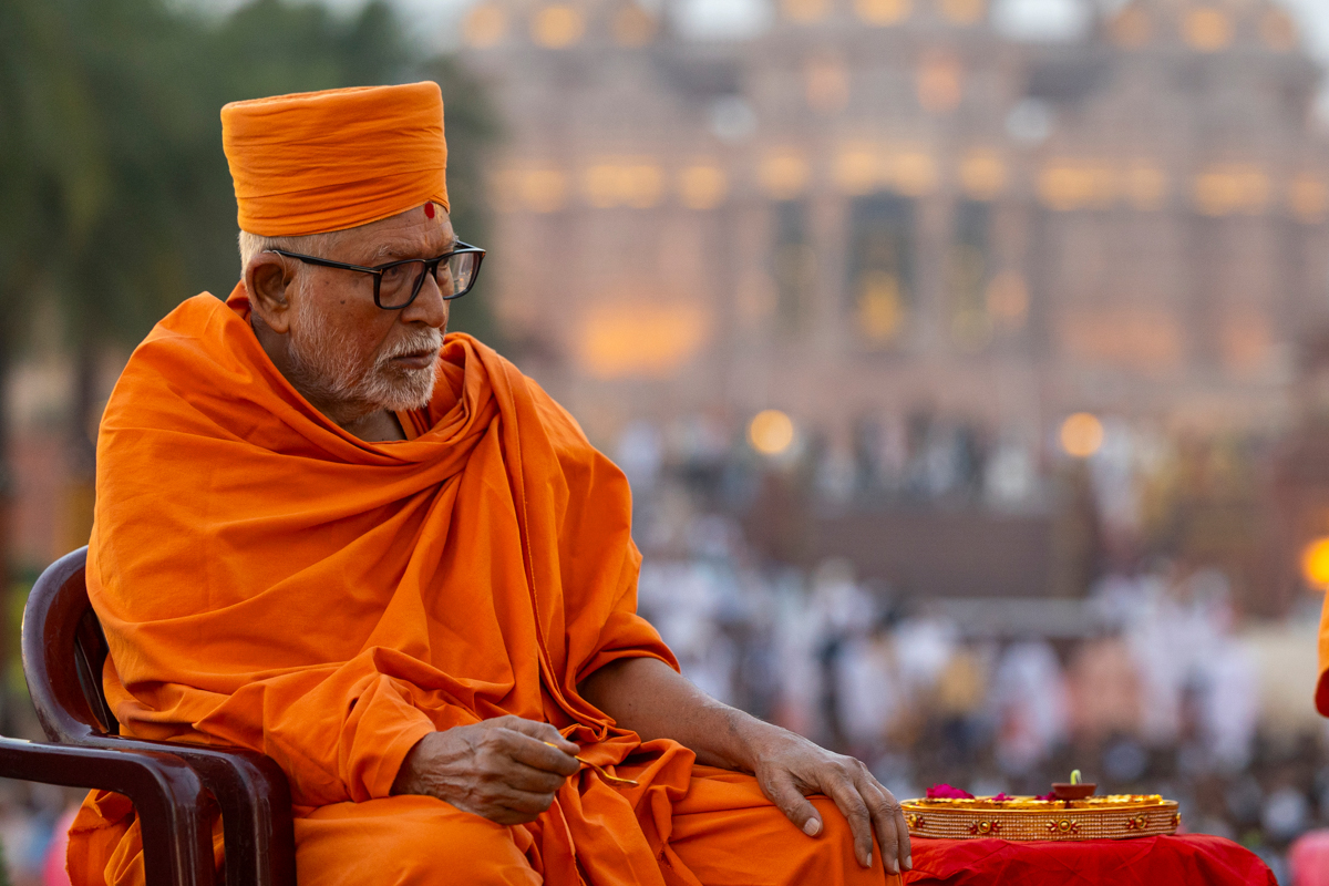 Pujya Kothari Swami performs the mahapuja rituals