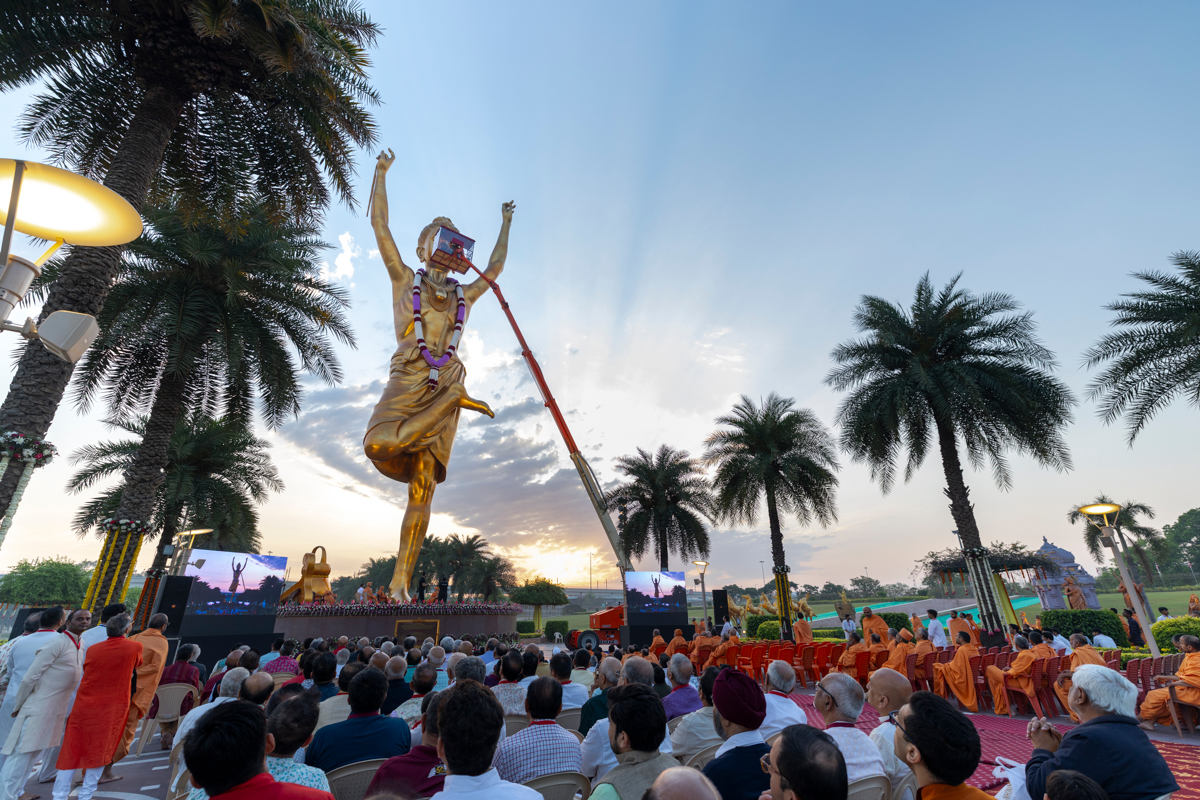 Swamis and devotees during the pre-pratishtha rituals