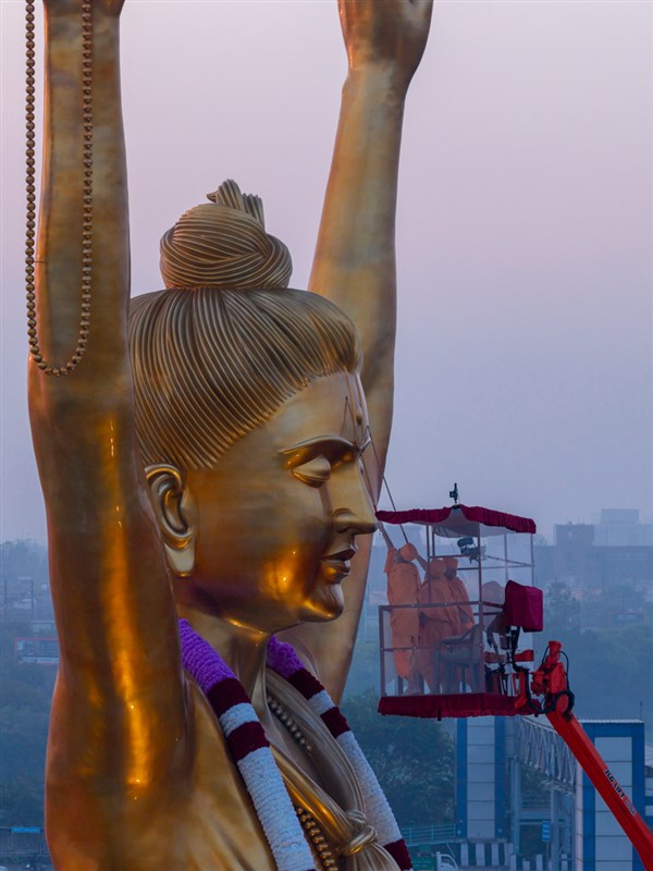 Pujya Ishwarcharan Swami and Anandswarup Swami perform the pre-pratishtha rituals