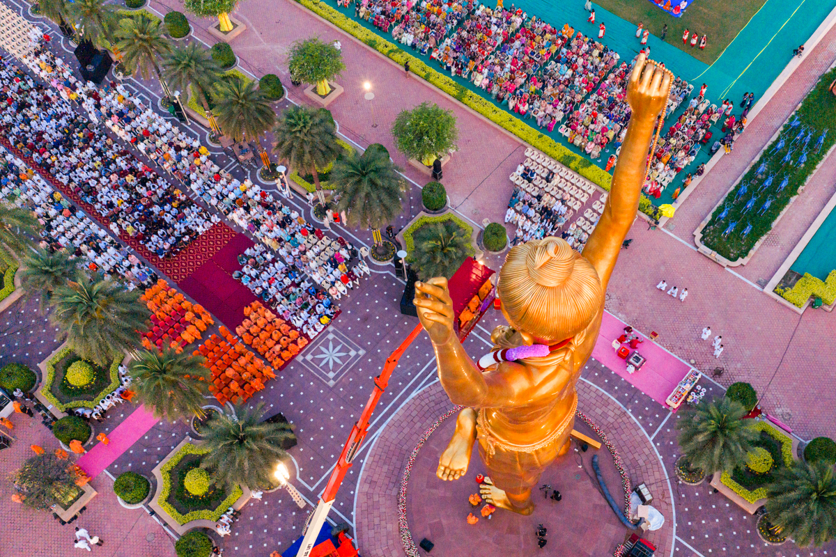Swamis and devotees during the pre-pratishtha rituals