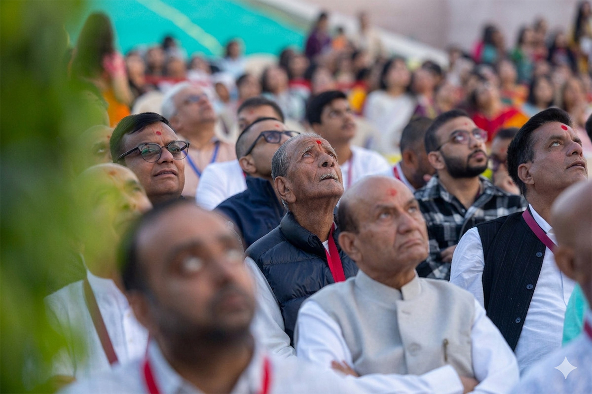 Devotees during the pre-pratishtha rituals