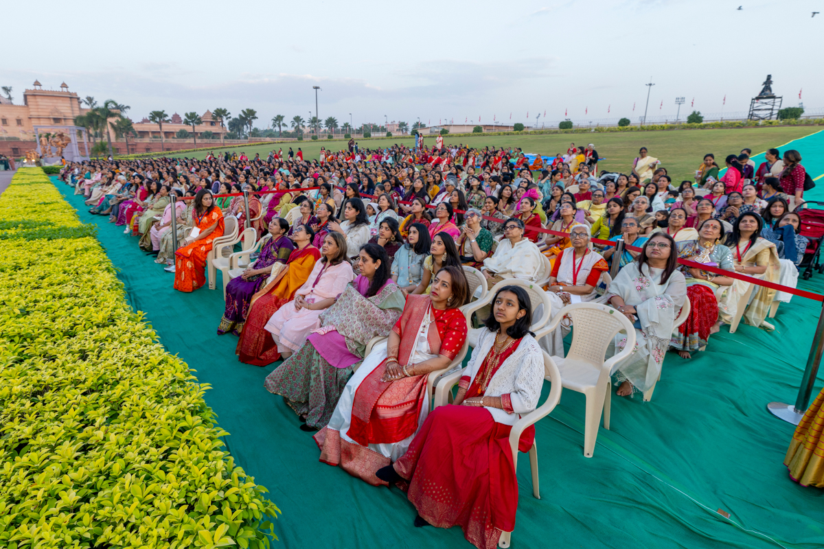 Devotees during the pre-pratishtha rituals