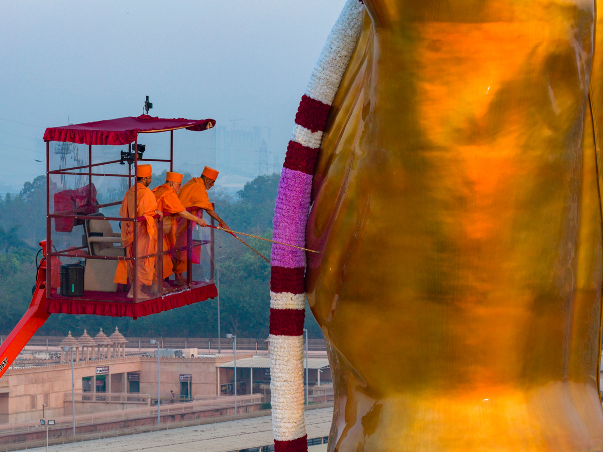 Pujya Ishwarcharan Swami and Anandswarup Swami perform the pre-pratishtha rituals