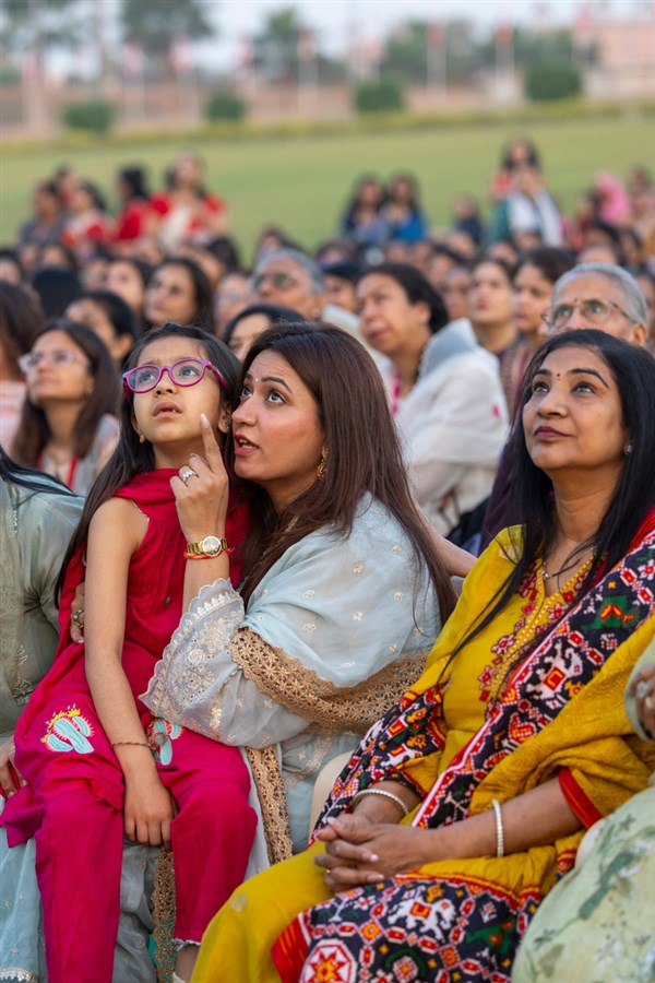 Devotees during the pre-pratishtha rituals