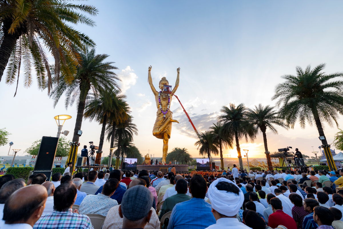 Devotees during the pre-pratishtha rituals