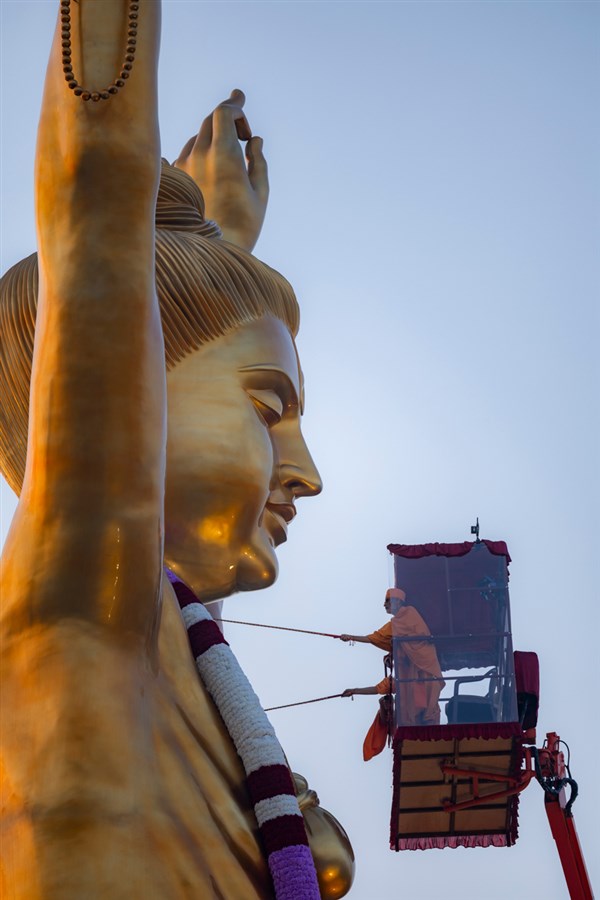 Pujya Ishwarcharan Swami and Anandswarup Swami perform the pre-pratishtha rituals
