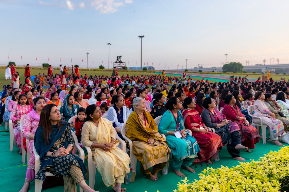 Devotees during the pre-pratishtha rituals
