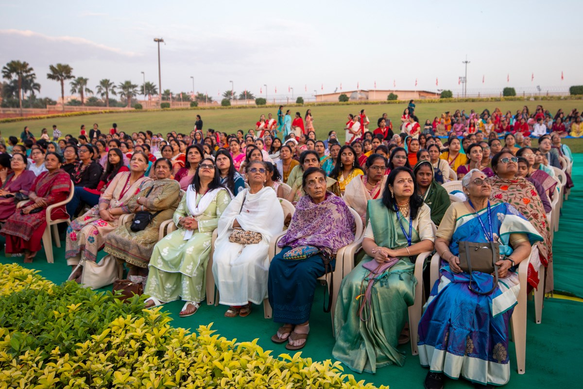 Devotees during the pre-pratishtha rituals
