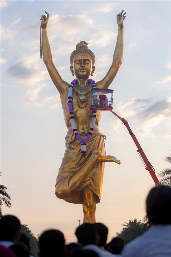 Pujya Ishwarcharan Swami and Anandswarup Swami perform the pre-pratishtha rituals