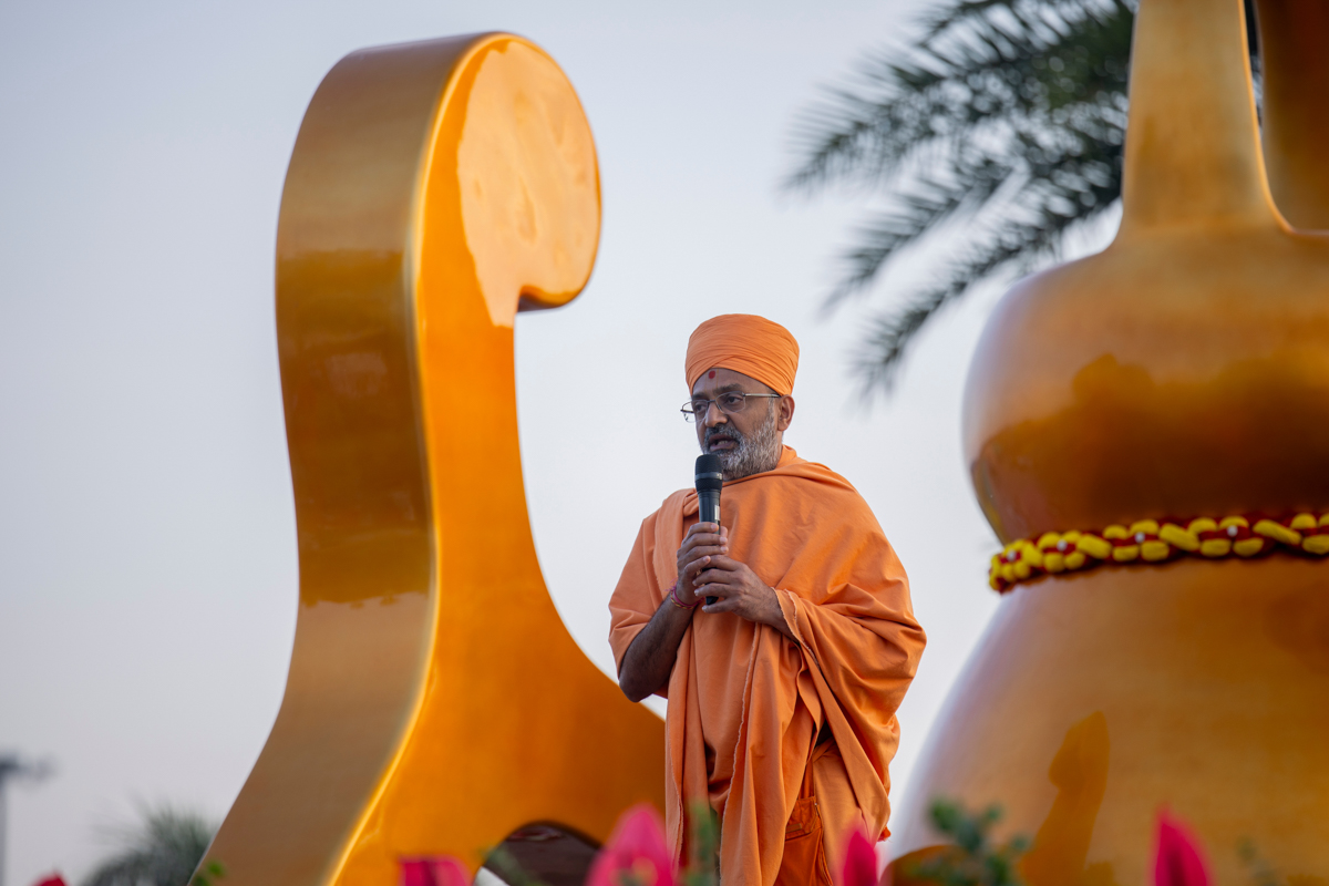 Munivatsal Swami addresses the assembly