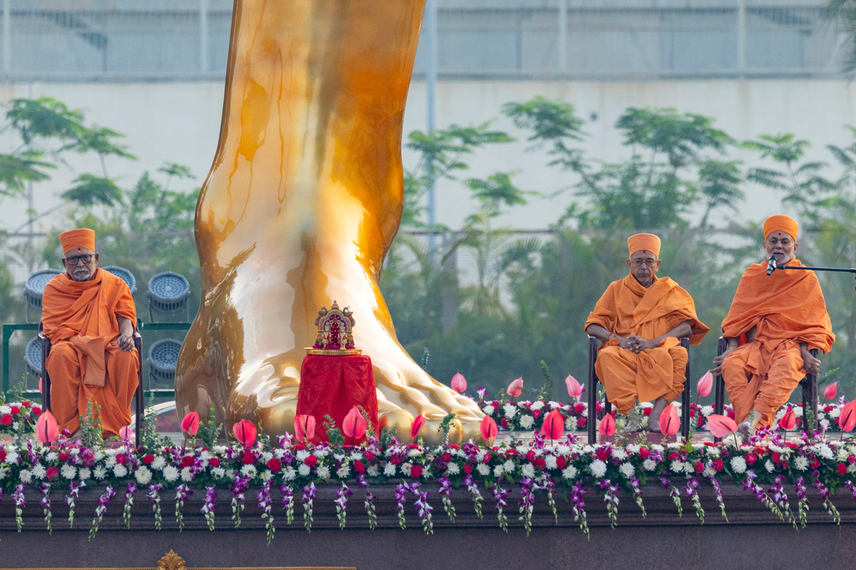 Pujya Viveksagar Swami addresses the assembly