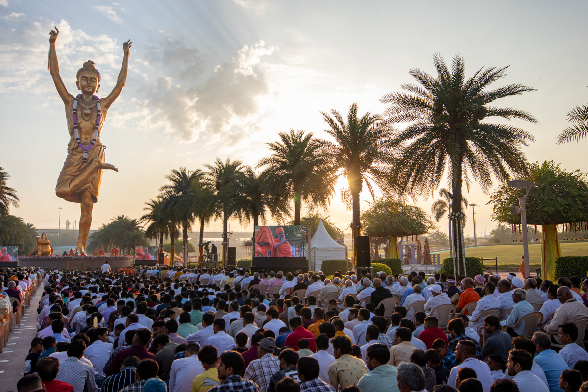 Devotees during the assembly