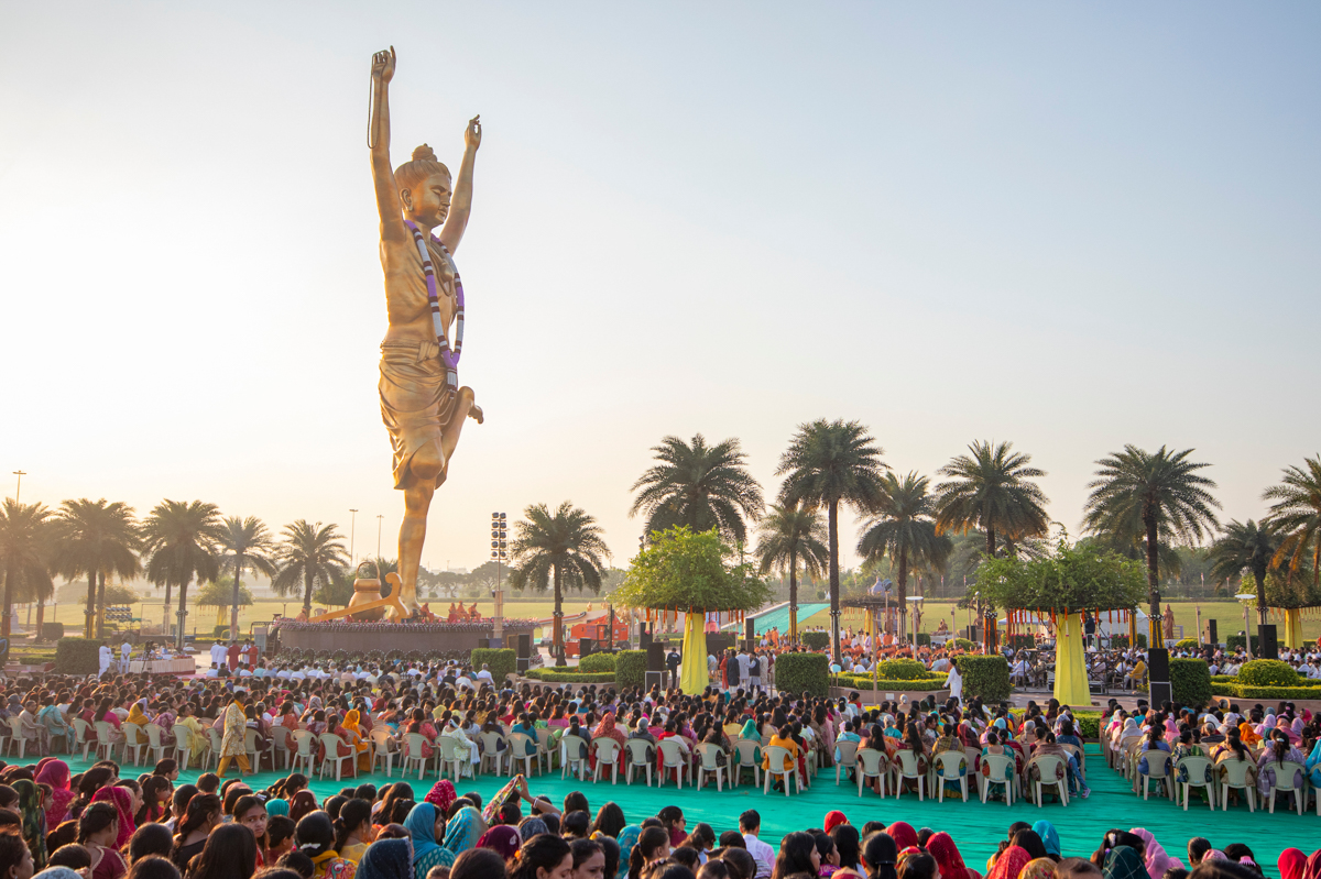 Devotees during the assembly