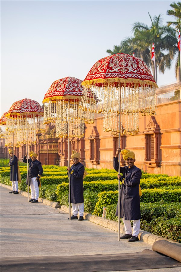 Devotees await to welcome Swamishri for the murti-pratishtha rituals