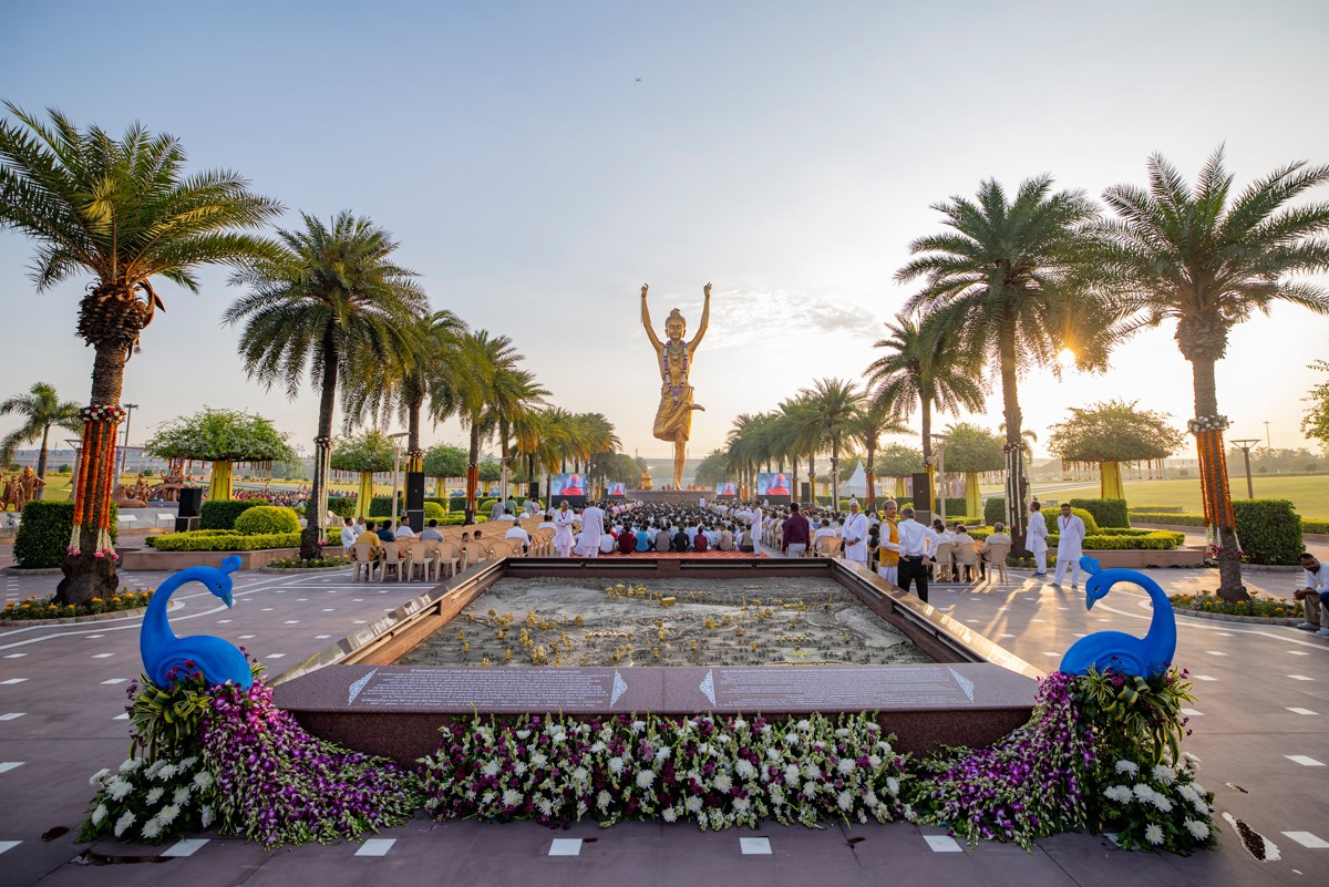 Devotees during the assembly