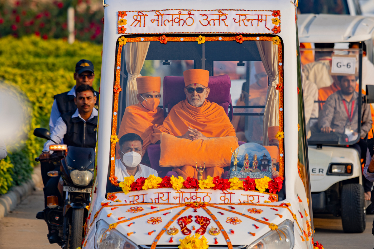 Swamishri greets all with folded hands
