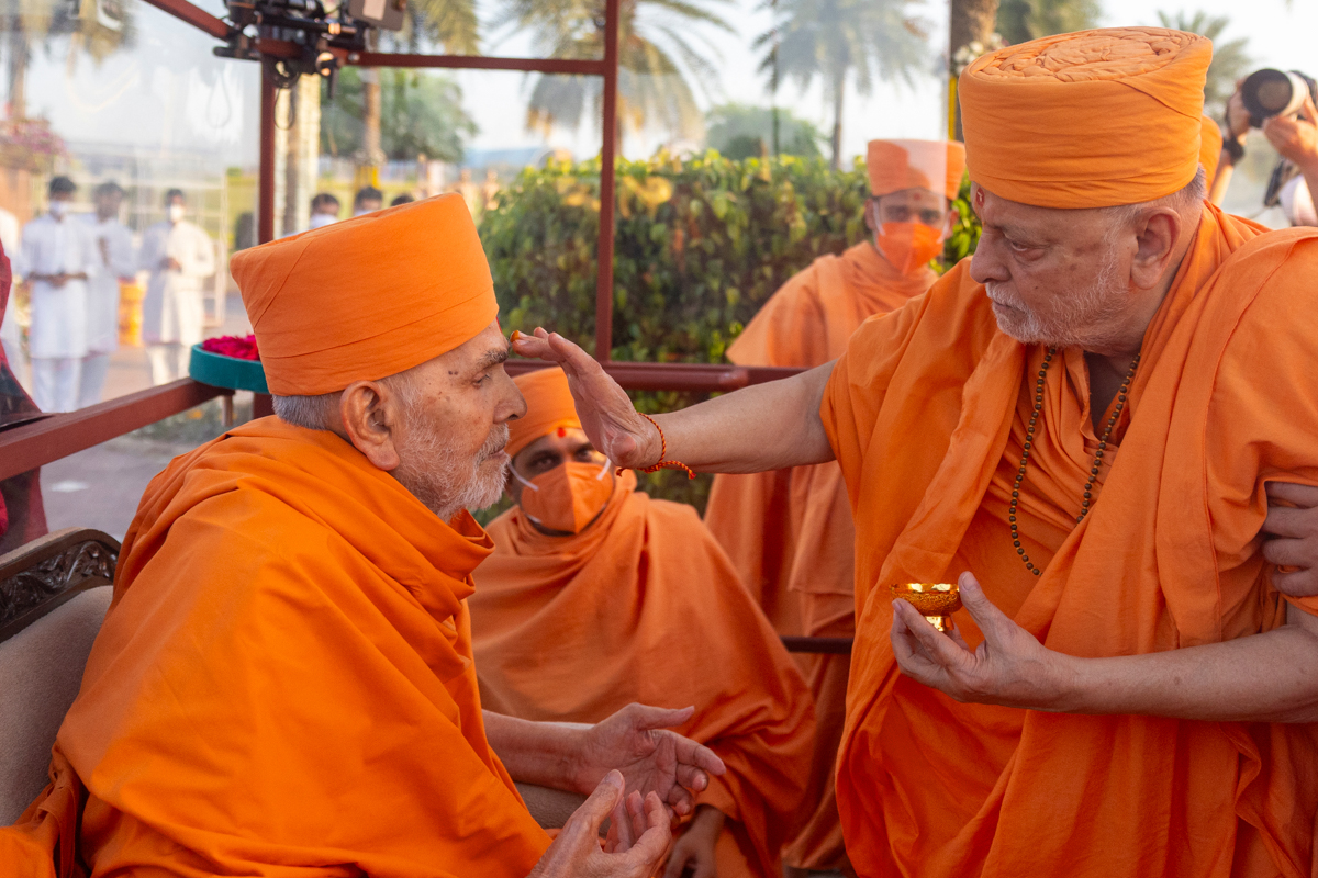 Pujya Ishwarcharan Swami performs pujan of Swamishri