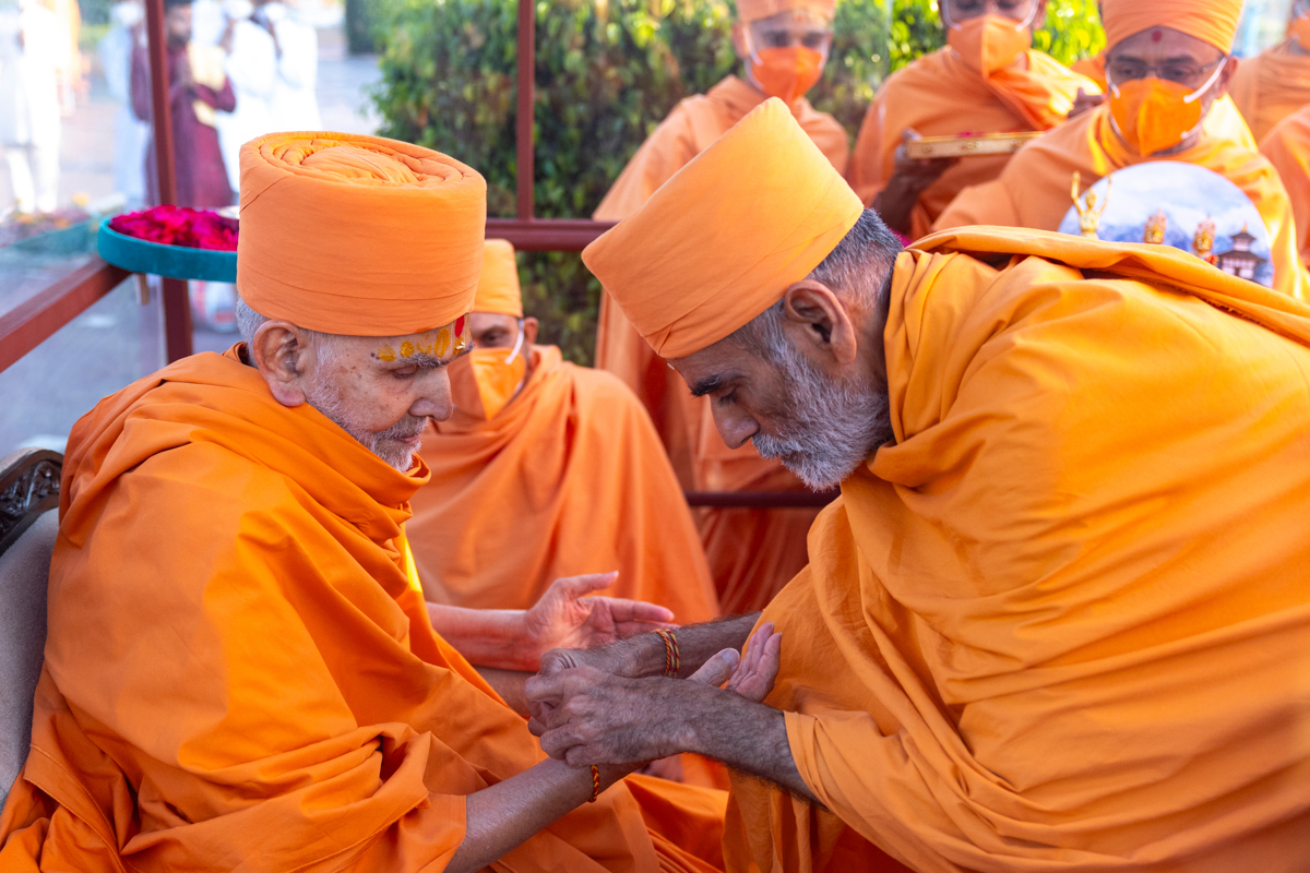 Anandswarup Swami ties a nadachhadi to Swamishri
