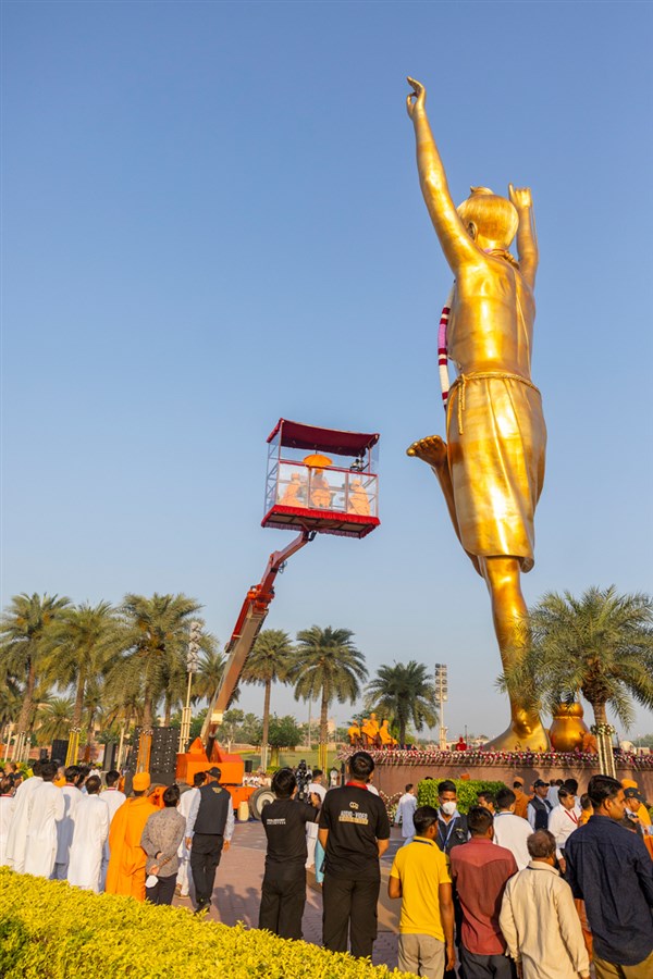 Devotees doing darshan of Swamishri