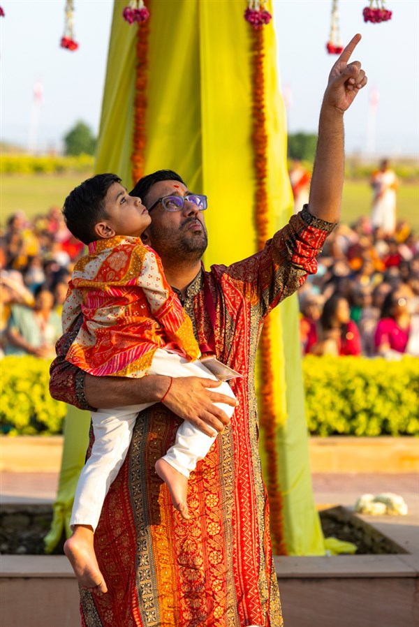 Devotees during the murti-pratishtha rituals