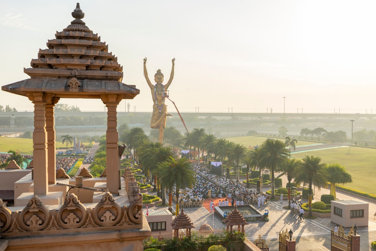 Devotees during the murti-pratishtha rituals