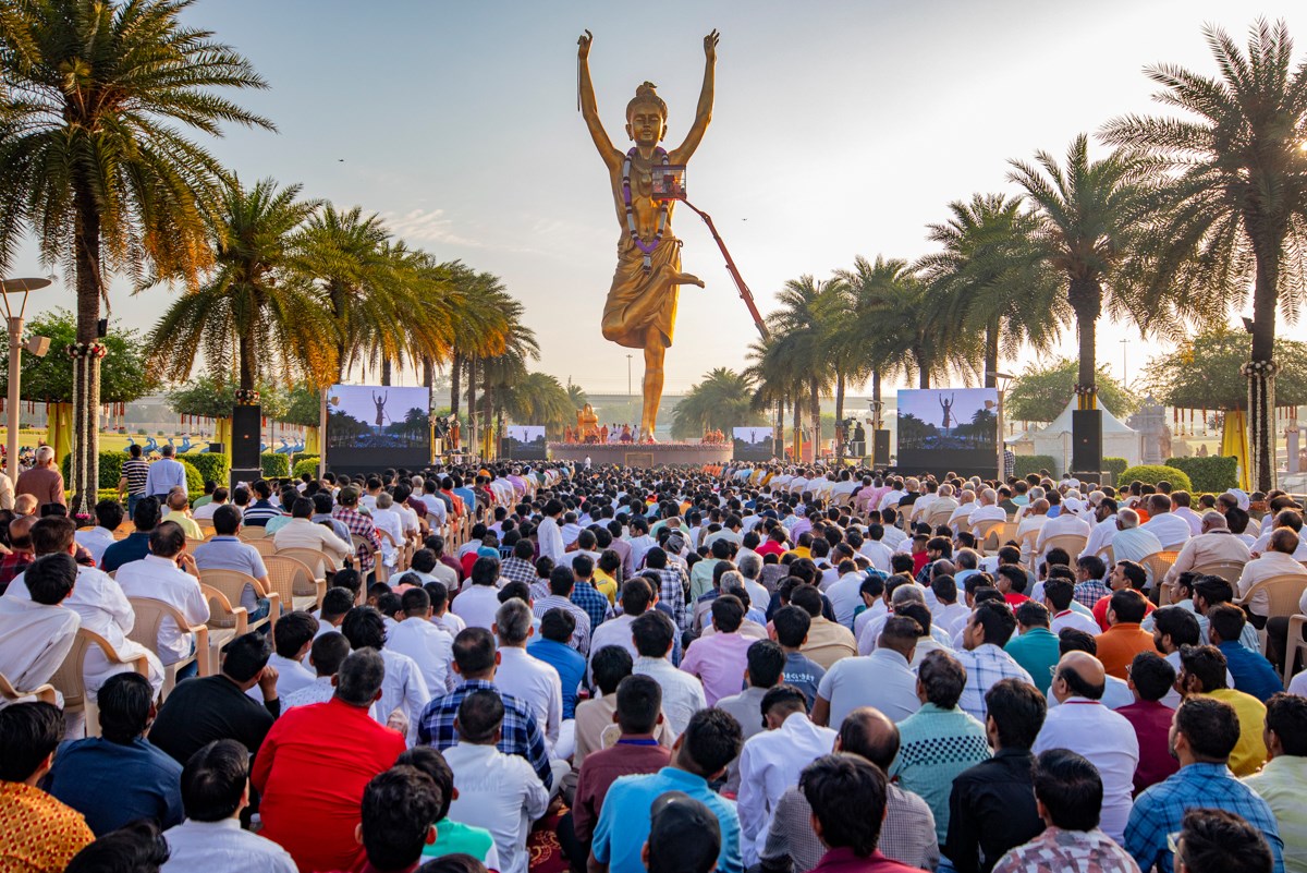 Devotees during the murti-pratishtha rituals