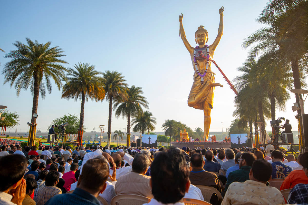 Devotees during the murti-pratishtha rituals