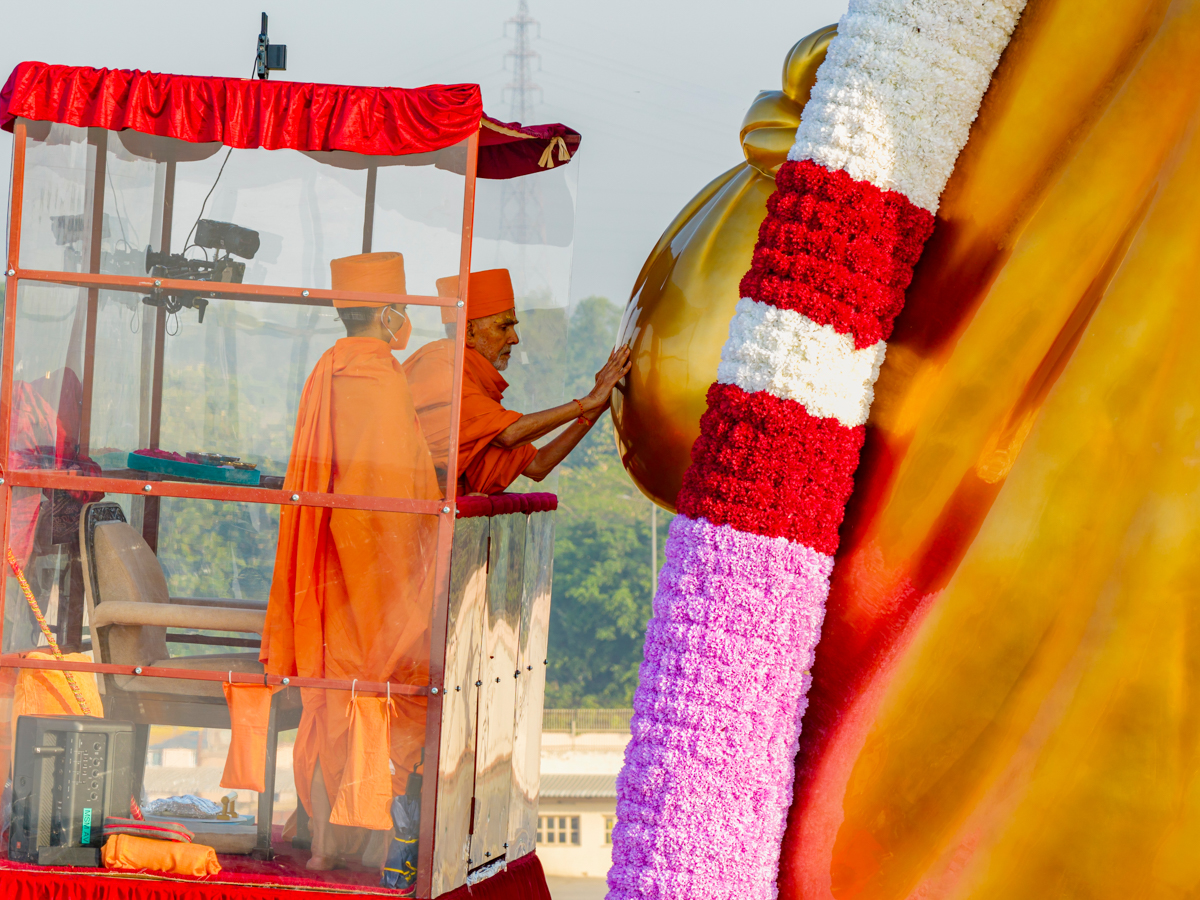 Swamishri performs the murti-pratishtha rituals