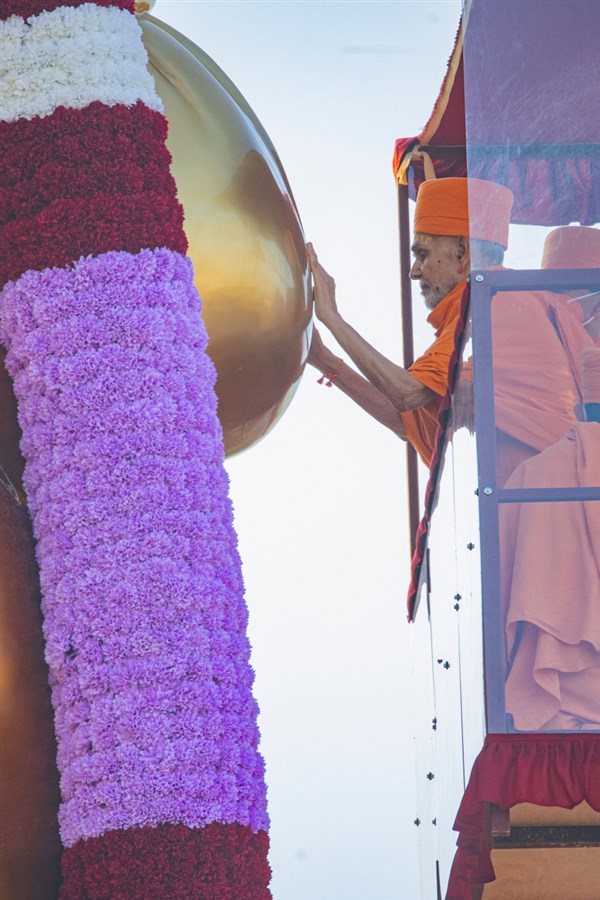 Swamishri performs the murti-pratishtha rituals