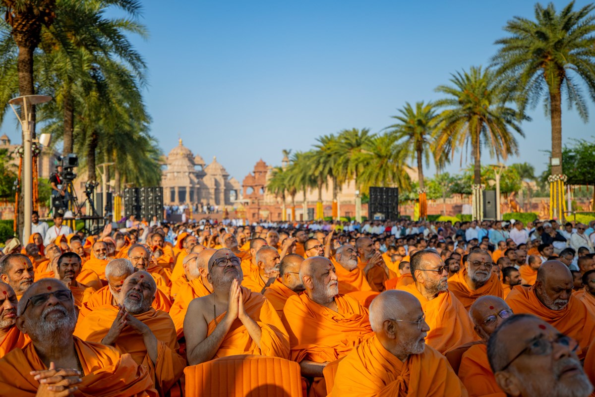 Swamis and devotees during the murti-pratishtha rituals