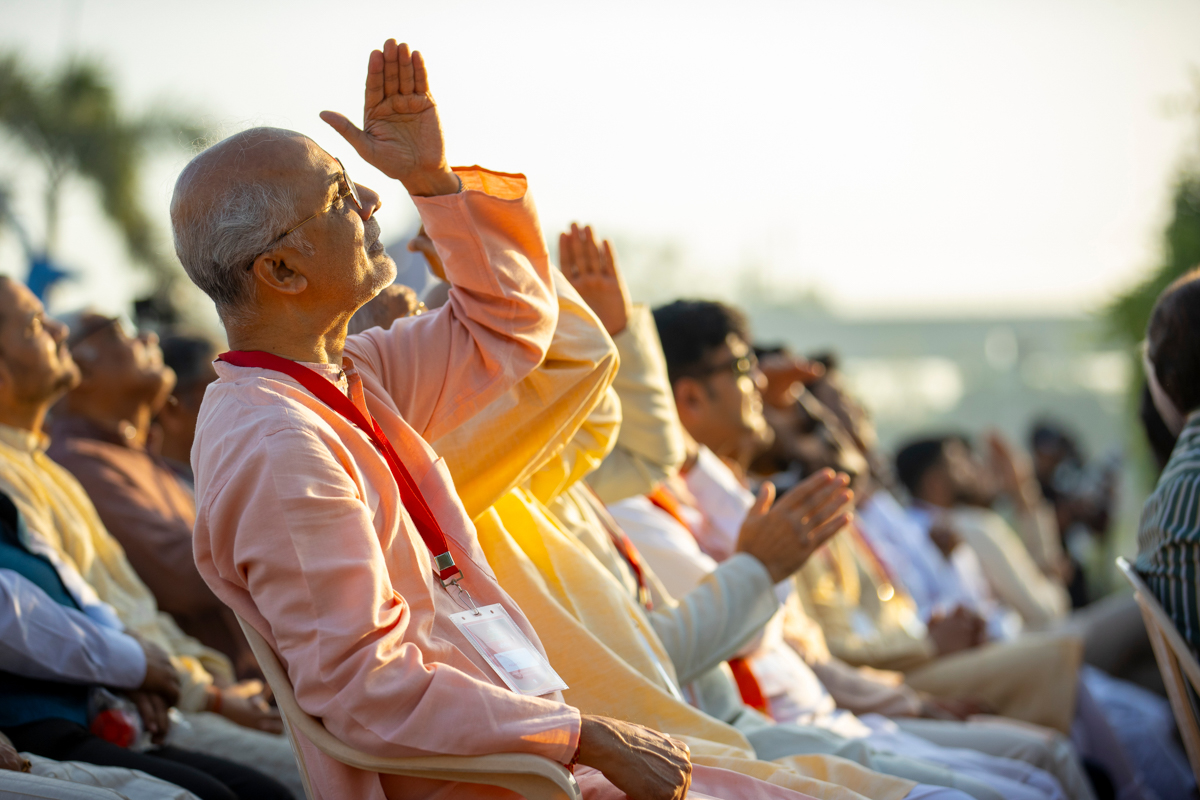 Devotees during the murti-pratishtha rituals
