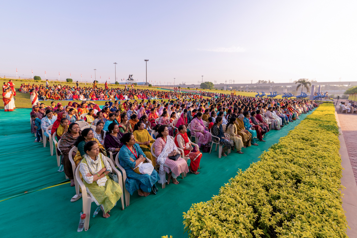 Devotees during the murti-pratishtha rituals