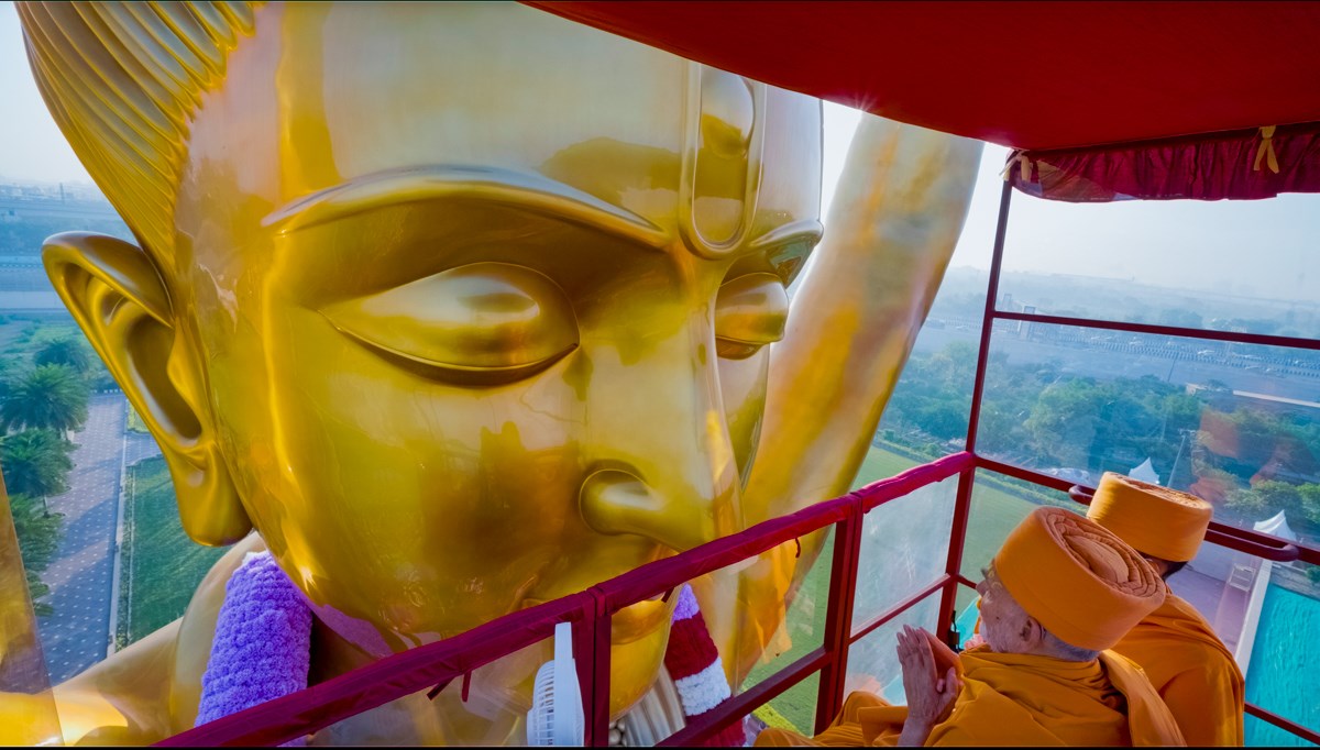 Swamishri performs the murti-pratishtha rituals