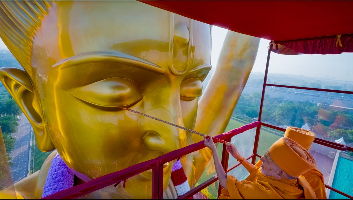 Swamishri performs the murti-pratishtha rituals