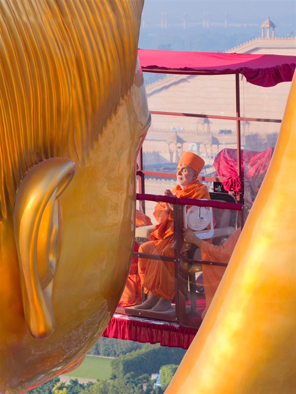 Swamishri performs the murti-pratishtha rituals