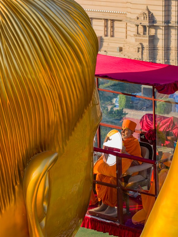 Swamishri performs the murti-pratishtha rituals