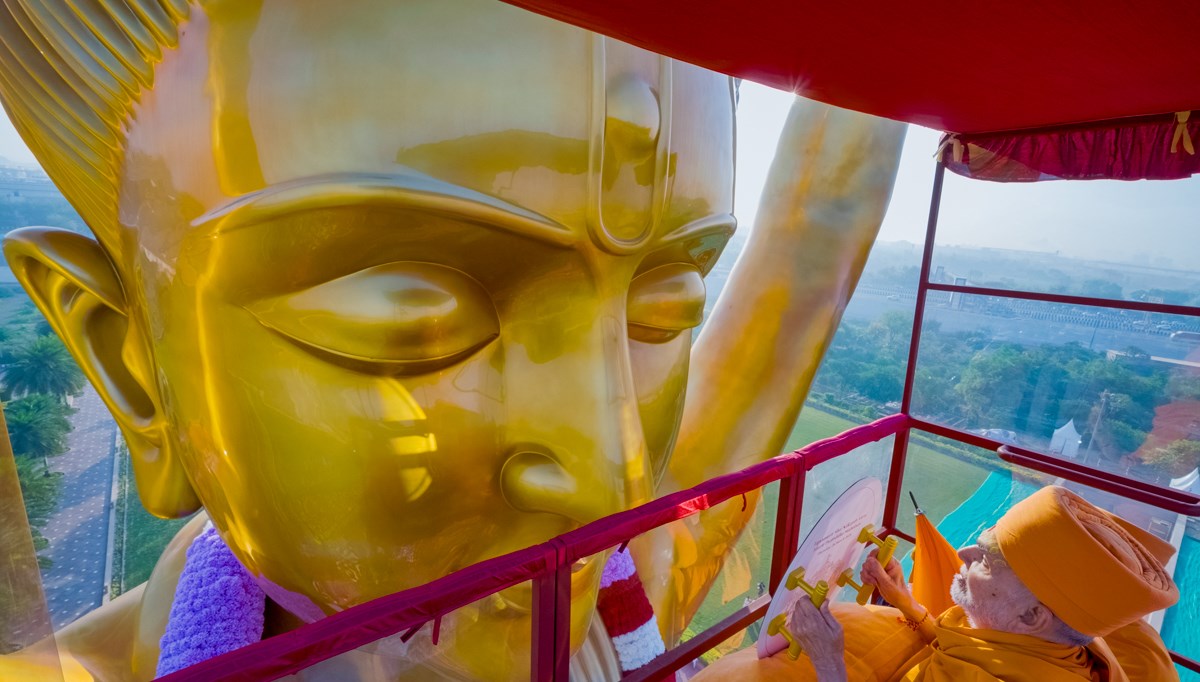 Swamishri performs the murti-pratishtha rituals