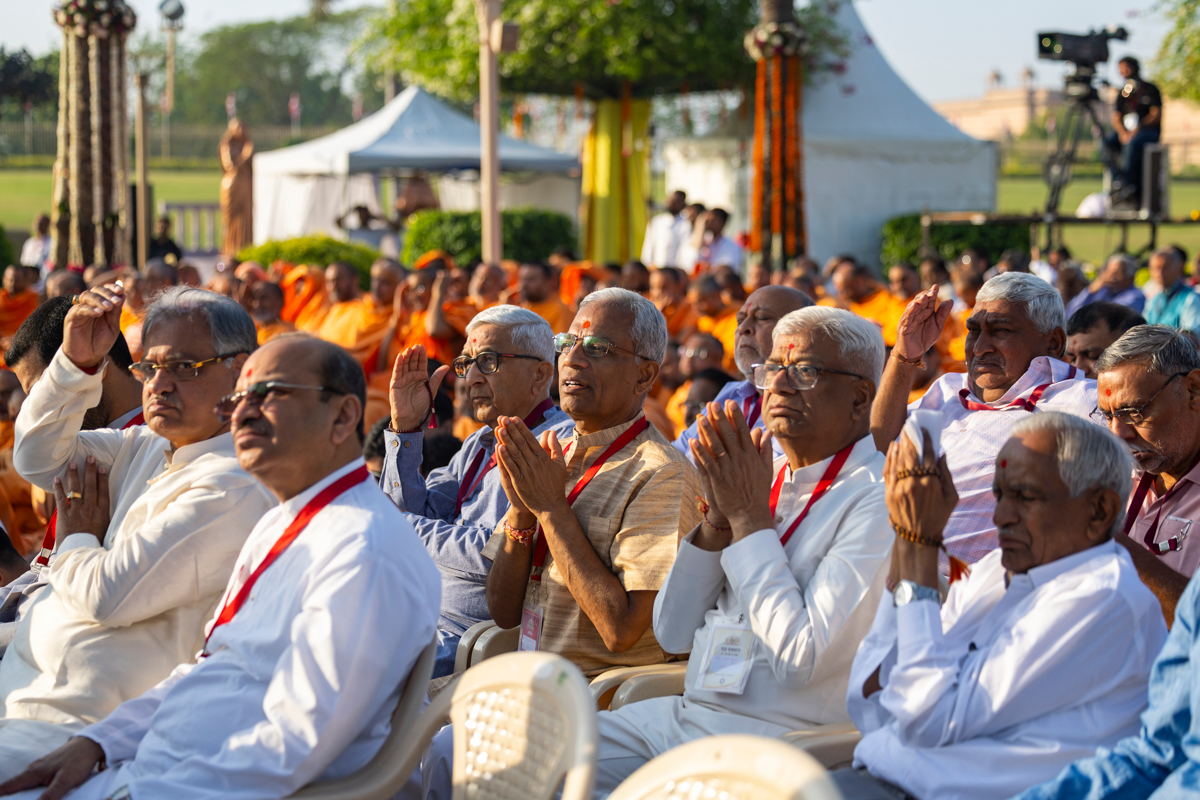 Devotees during the murti-pratishtha rituals